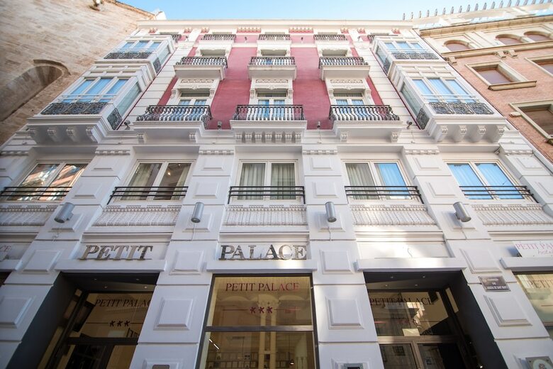 Petit Palace Plaza de La Reina Hotel