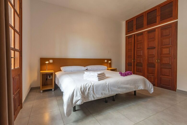 Casa de Vacaciones Con Piscina Compartida En Mog�n IV
