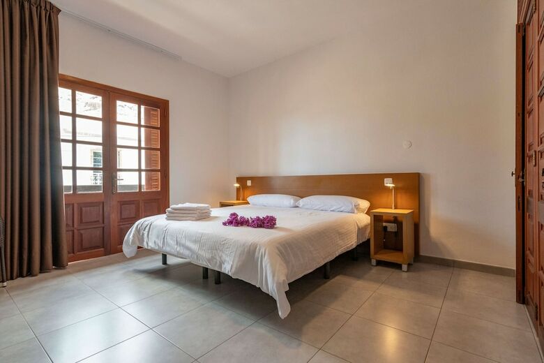 Casa de Vacaciones Con Piscina Compartida En Mog�n IV