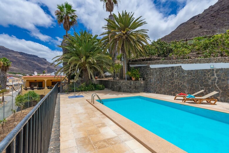 Casa de Vacaciones Con Piscina Compartida En Mog�n II