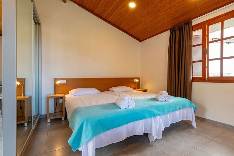 Casa de Vacaciones Con Piscina Compartida En Mog�n II