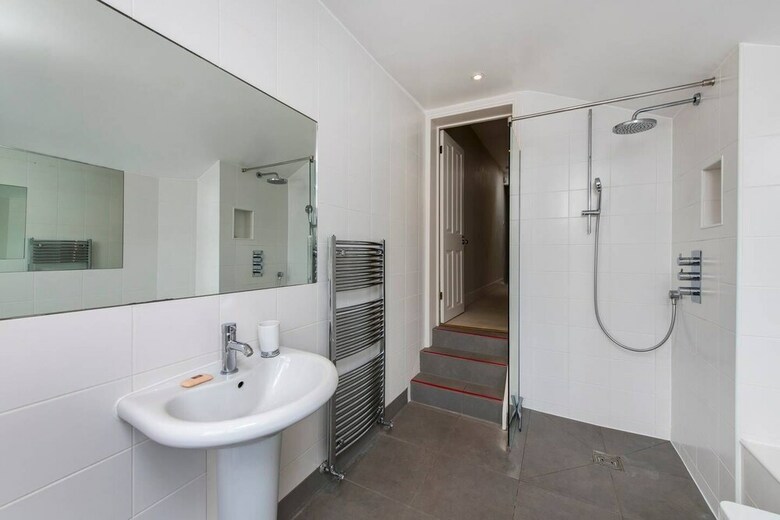 Delightful 2 Bed House In Stylish Fulham