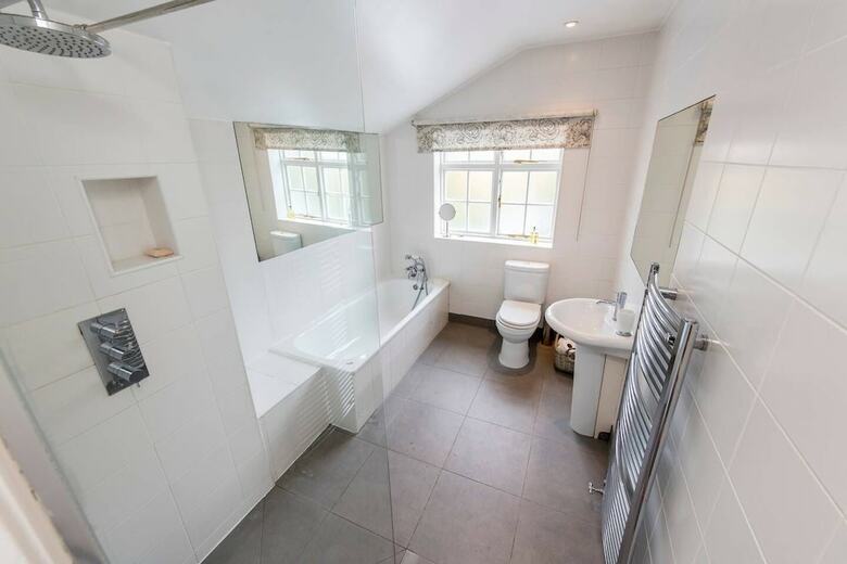 Delightful 2 Bed House In Stylish Fulham