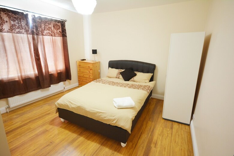 Hostal London Luxury 7 Bedroom Holiday Let