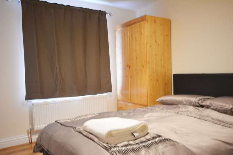 Hostal London Luxury 7 Bedroom Holiday Let