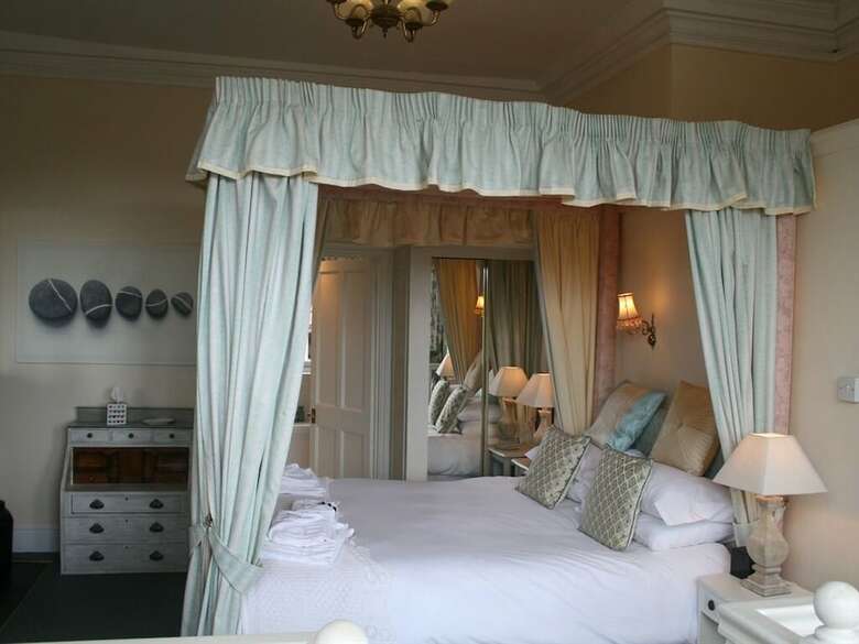 The Ilchester Arms Hotel