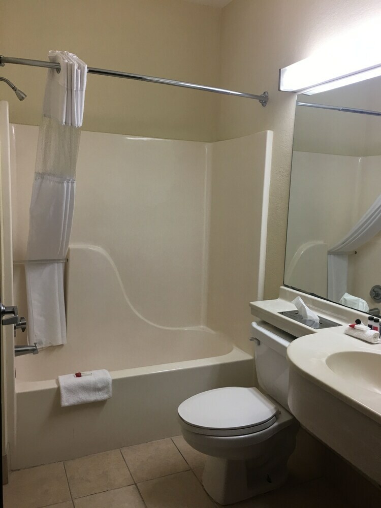 Hotel Trident Inn & Suites