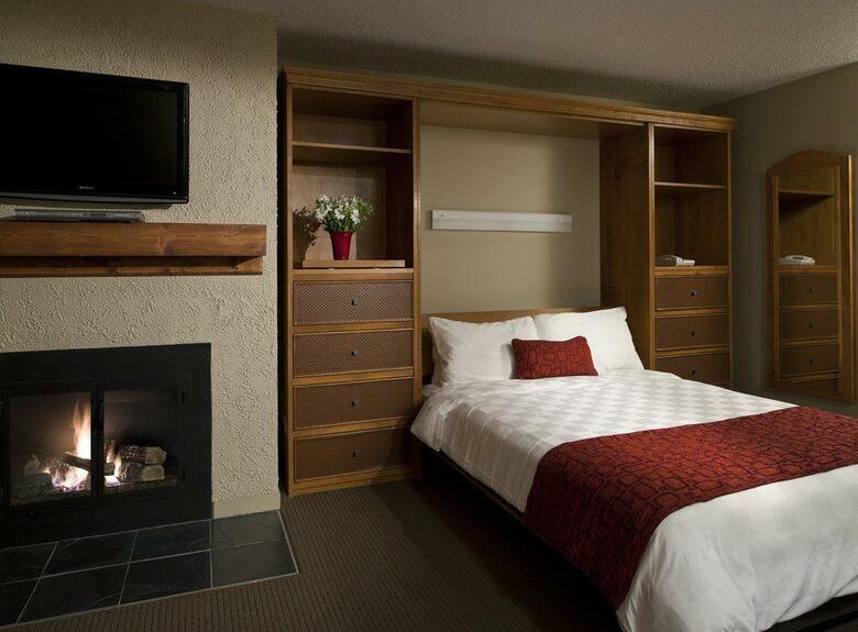 Hotel Whistler Village Inn & Suites