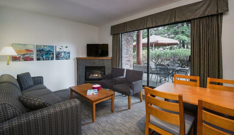 Hotel Whistler Village Inn & Suites