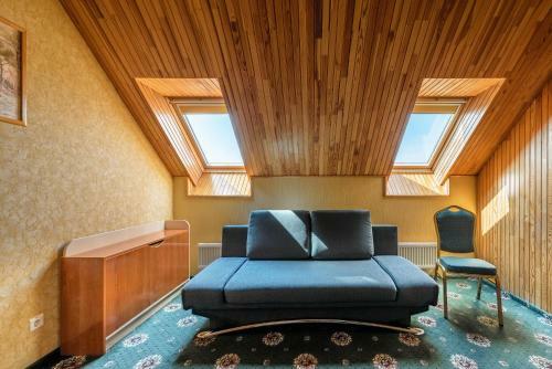 Status Hotel