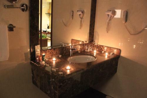 Meral Crown Hotel