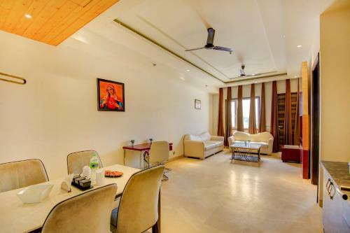 Vaccinated Staff - Townhouse Oak Hotel C Pearls
