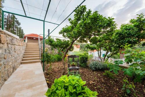 Cozy Apartment Roso With A Pool And A Sea View