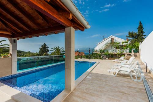 Cozy Apartment Roso With A Pool And A Sea View