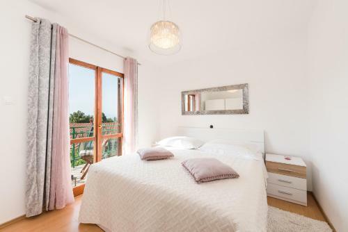 Cozy Apartment Roso With A Pool And A Sea View
