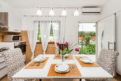 Cozy Apartment Roso With A Pool And A Sea View