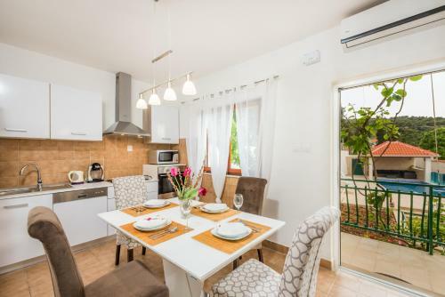 Cozy Apartment Roso With A Pool And A Sea View