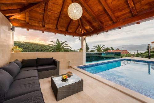Cozy Apartment Roso With A Pool And A Sea View