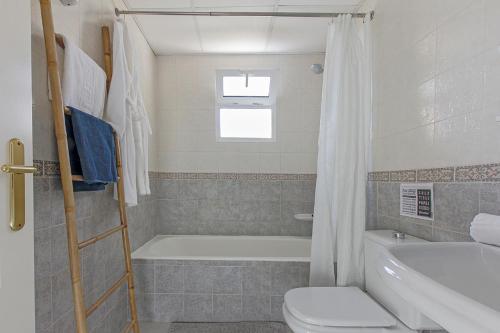 Fantastic 2-bed Apartment Close To The Sandy Beach