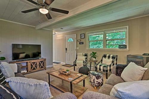Modern East Stroudsburg Home With Gas Grill!