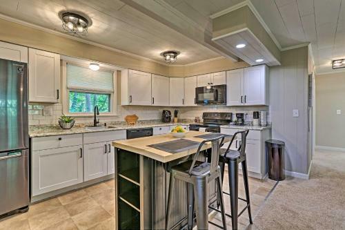 Modern East Stroudsburg Home With Gas Grill!