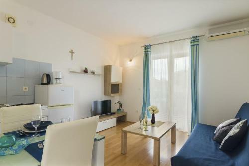 Apartments With A Parking Space Stinjan, Pula - 13776