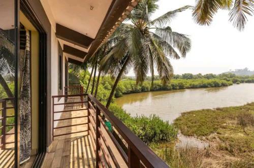 Hotel Infinity Lake View 6bhk Bungalow With Private Pool
