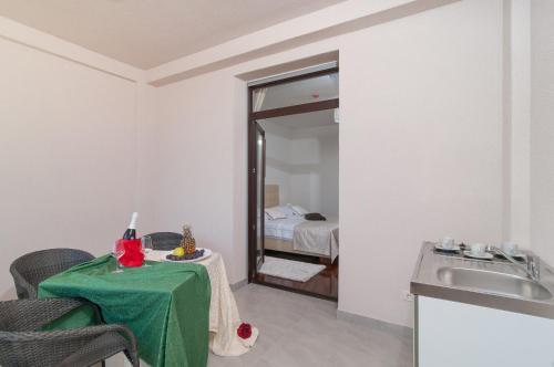 Hostal Luxury Rooms Near The Beach3