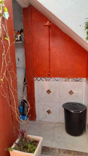 Bela Casa Localizada A 100 Metros Da Praia E Rio.