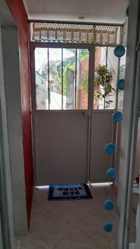 Bela Casa Localizada A 100 Metros Da Praia E Rio.