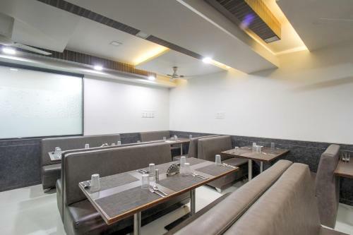 Hotel Oyo 48373 Sri Darshanam Homes