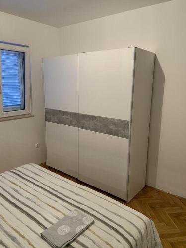 Apartments With A Parking Space Makarska - 18170