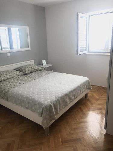 Apartments With A Parking Space Makarska - 18170
