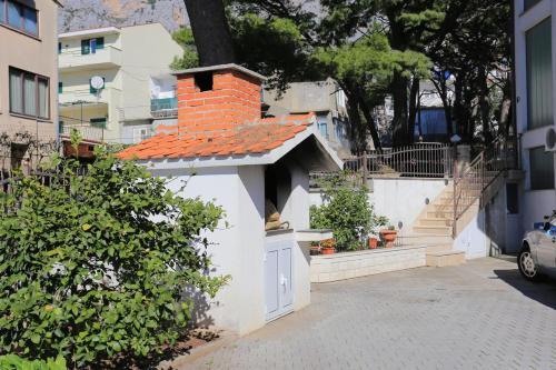 Apartments With A Parking Space Makarska - 18185