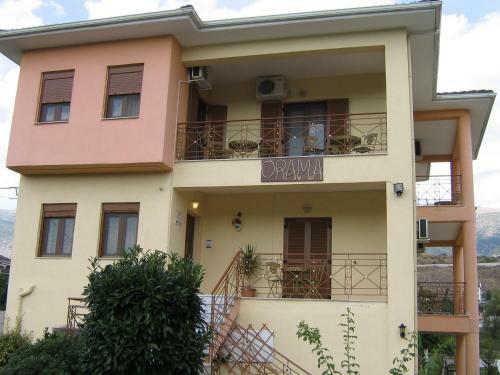 Hostal Orama Rooms