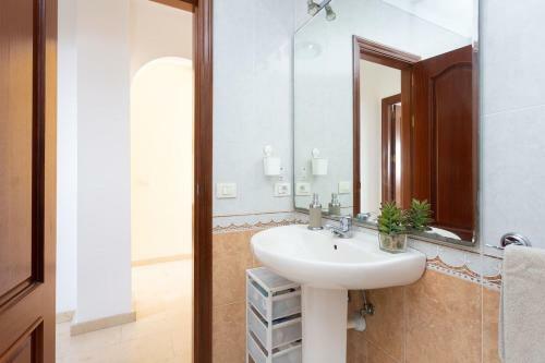 Modern & Bright Apartment With Sea View And Wifi