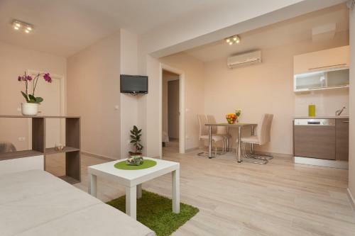 Hostal Apartments Alice