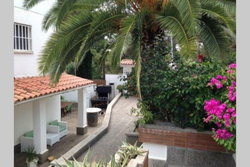 Moderna Casa Con Piscina Y Amplio Jard�n.