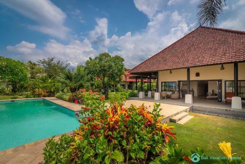 Villa Namast� - Beachfront At Lovina 10p, Pool, Bbq