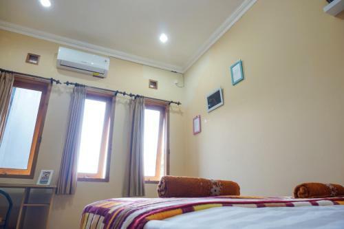 Larasmita Cisitu By Zenrra House