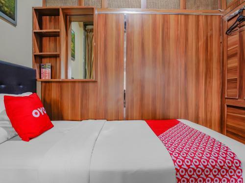 Oyo 90064 Hotel Salon Fora & Cafe