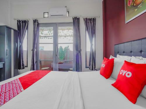 Oyo 90064 Hotel Salon Fora & Cafe