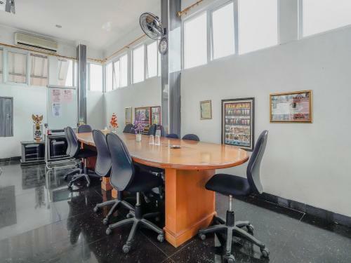 Oyo 90064 Hotel Salon Fora & Cafe