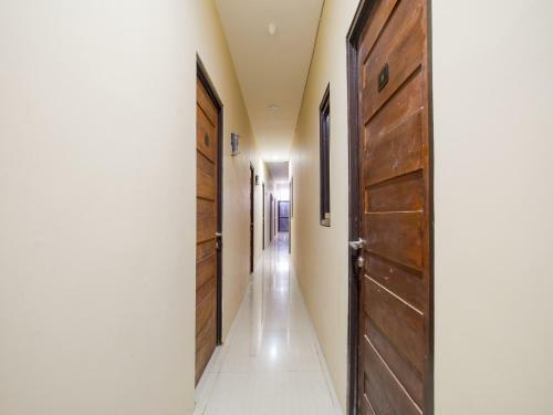 Hotel Vaccinated Staff - Oyo 3462 Cimindi Residence