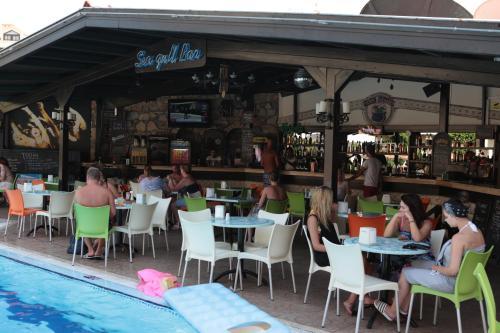 Club Turquoise Apart