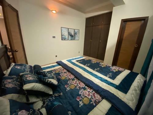 Stunning Hill View Apartment/ 2br/ Central City