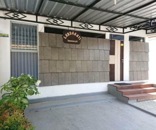 W House Dagati