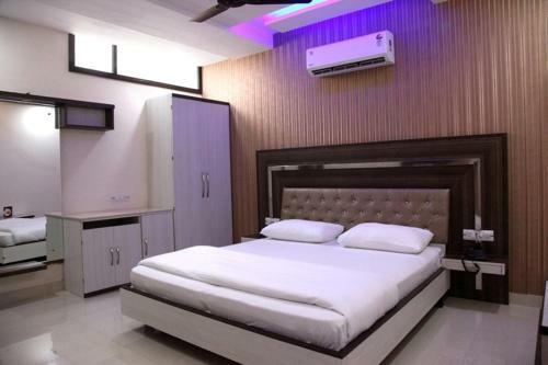 Hotel C M Plaza