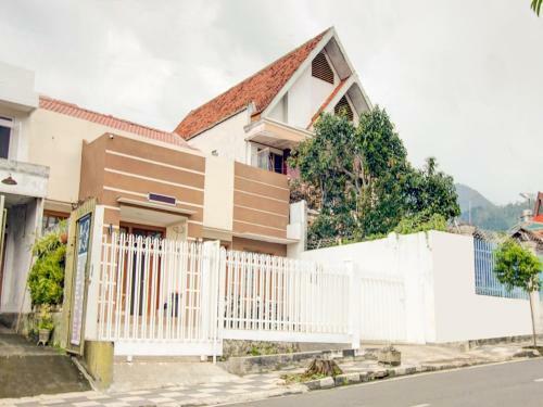 Hotel Oyo 90175 Tl Guest House