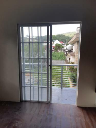 Restful 3br Hillside Duplex House